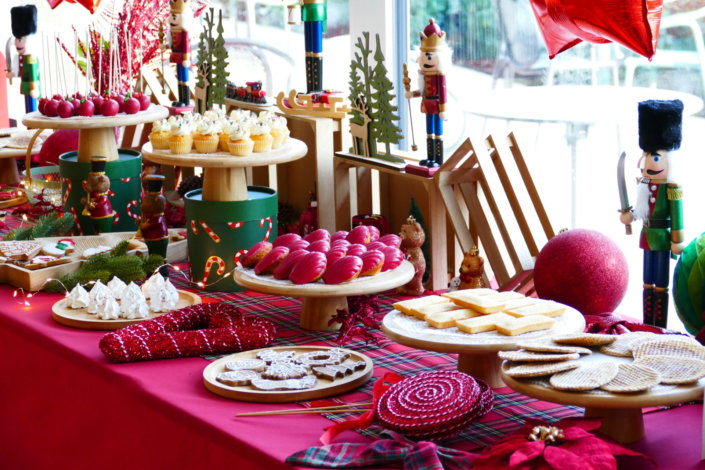 Arbre de Noël chez Inicéa par Studio Candy avec un grand goûter de Noël traditionnel, sablés décorés, cakepops rouges, cupcakes, madeleines à coques rouges, et décoration en rouge, tartan écossais et sucres d'orge