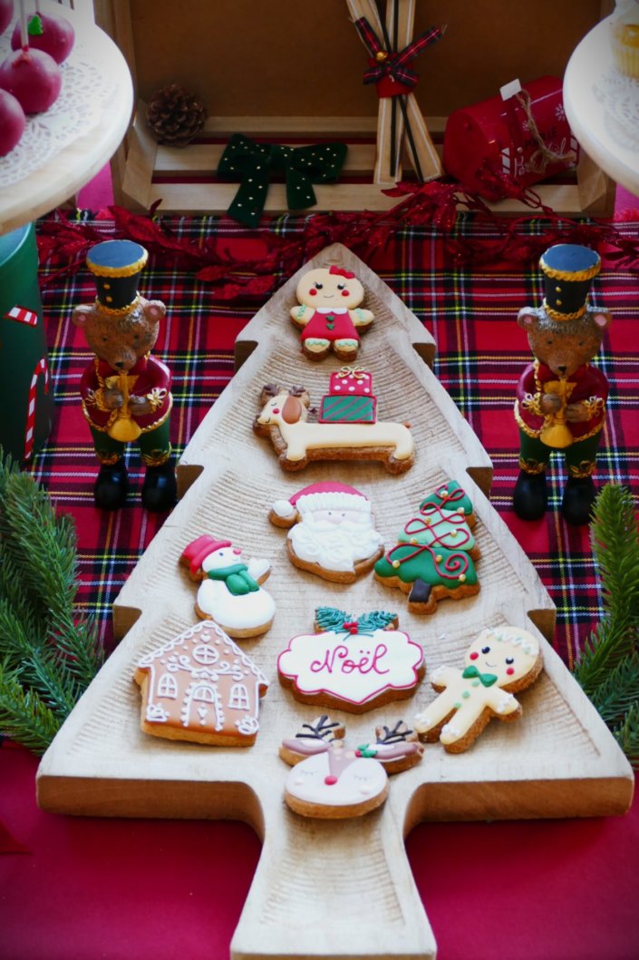 Arbre de Noël chez Inicéa par Studio Candy avec un grand goûter de Noël traditionnel, sablés décorés, cakepops rouges, cupcakes, madeleines à coques rouges, et décoration en rouge, tartan écossais et sucres d'orge
