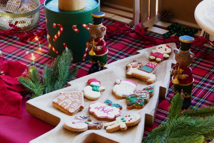 Arbre de Noël chez Inicéa par Studio Candy avec un grand goûter de Noël traditionnel, sablés décorés, cakepops rouges, cupcakes, madeleines à coques rouges, et décoration en rouge, tartan écossais et sucres d'orge