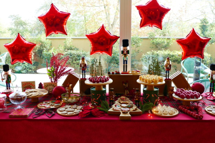Arbre de Noël chez Inicéa par Studio Candy avec un grand goûter de Noël traditionnel, sablés décorés, cakepops rouges, cupcakes, madeleines à coques rouges, et décoration en rouge, tartan écossais et sucres d'orge