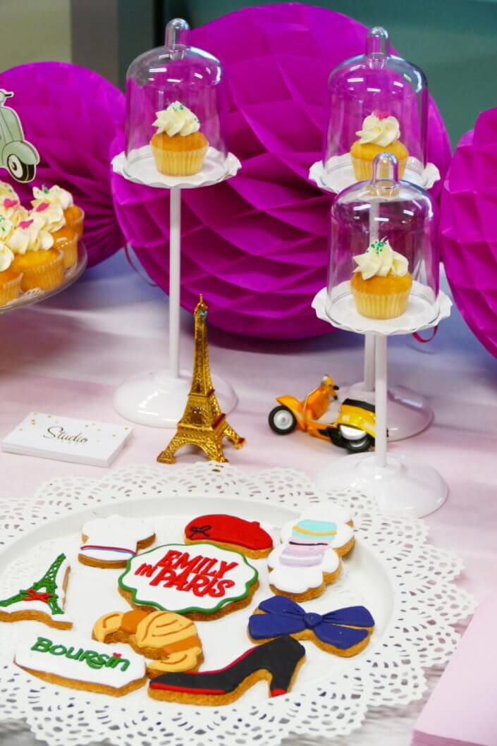 Evénement Emily In Paris par Studio Candy pour Boursin avec des pâtisseries sur mesure, des plateaux apéritifs à picorer et une décoration Paris girly