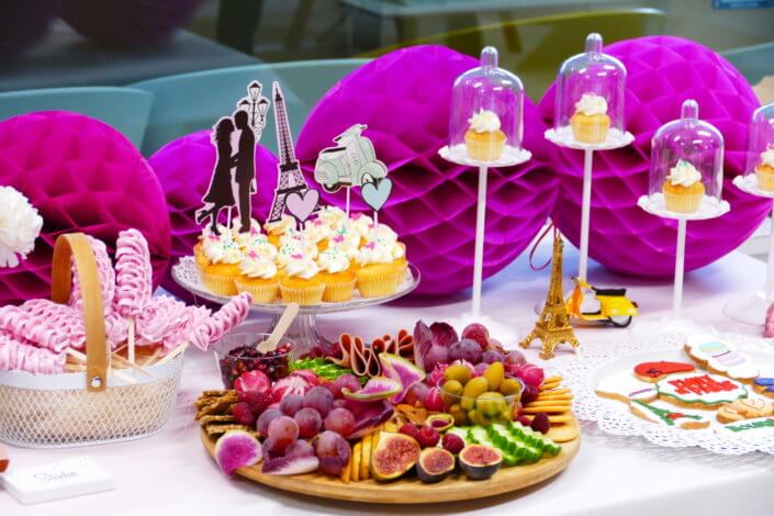 Evénement Emily In Paris par Studio Candy pour Boursin avec des pâtisseries sur mesure, des plateaux apéritifs à picorer et une décoration Paris girly