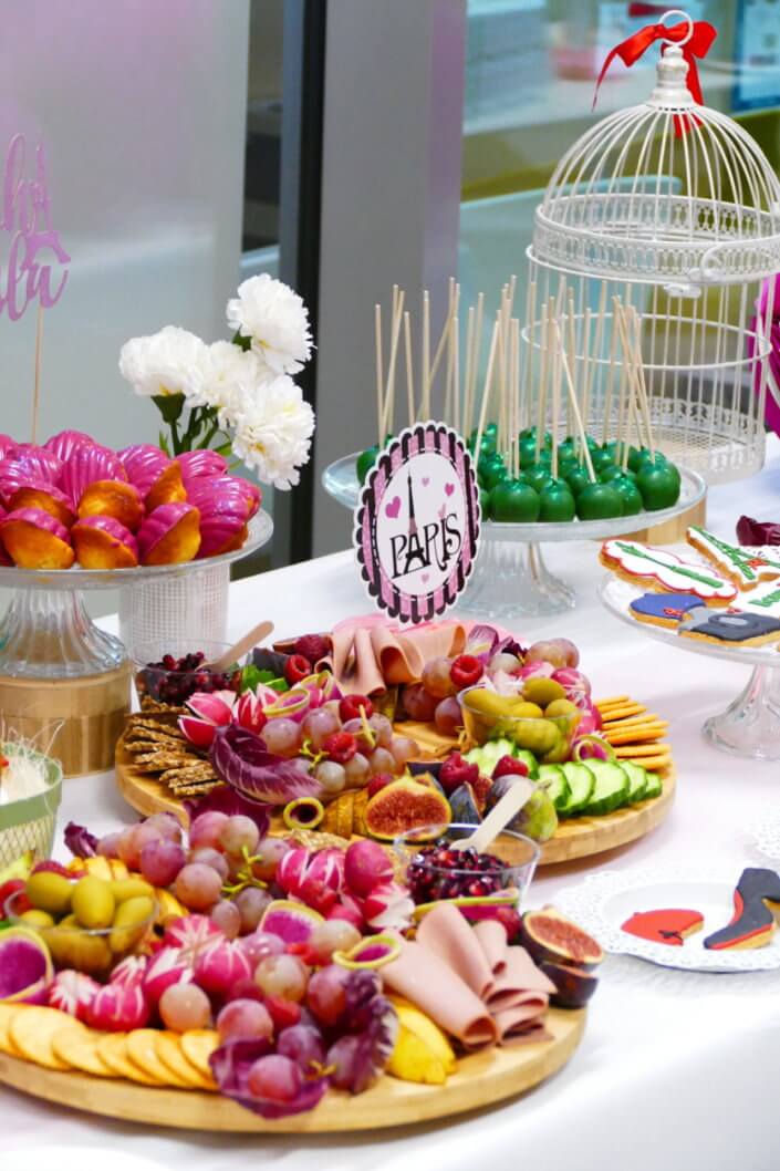 Evénement Emily In Paris par Studio Candy pour Boursin avec des pâtisseries sur mesure, des plateaux apéritifs à picorer et une décoration Paris girly
