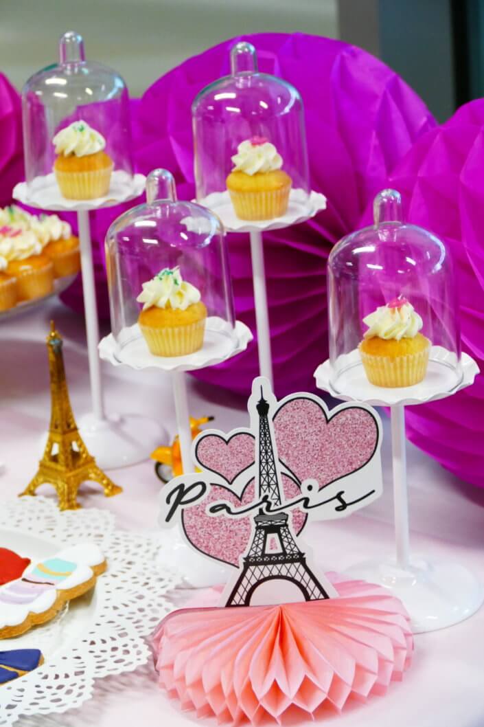 Evénement Emily In Paris par Studio Candy pour Boursin avec des pâtisseries sur mesure, des plateaux apéritifs à picorer et une décoration Paris girly