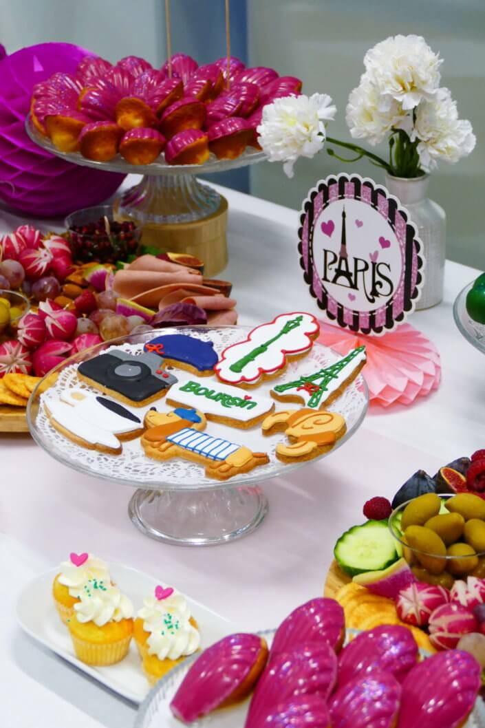 Evénement Emily In Paris par Studio Candy pour Boursin avec des pâtisseries sur mesure, des plateaux apéritifs à picorer et une décoration Paris girly