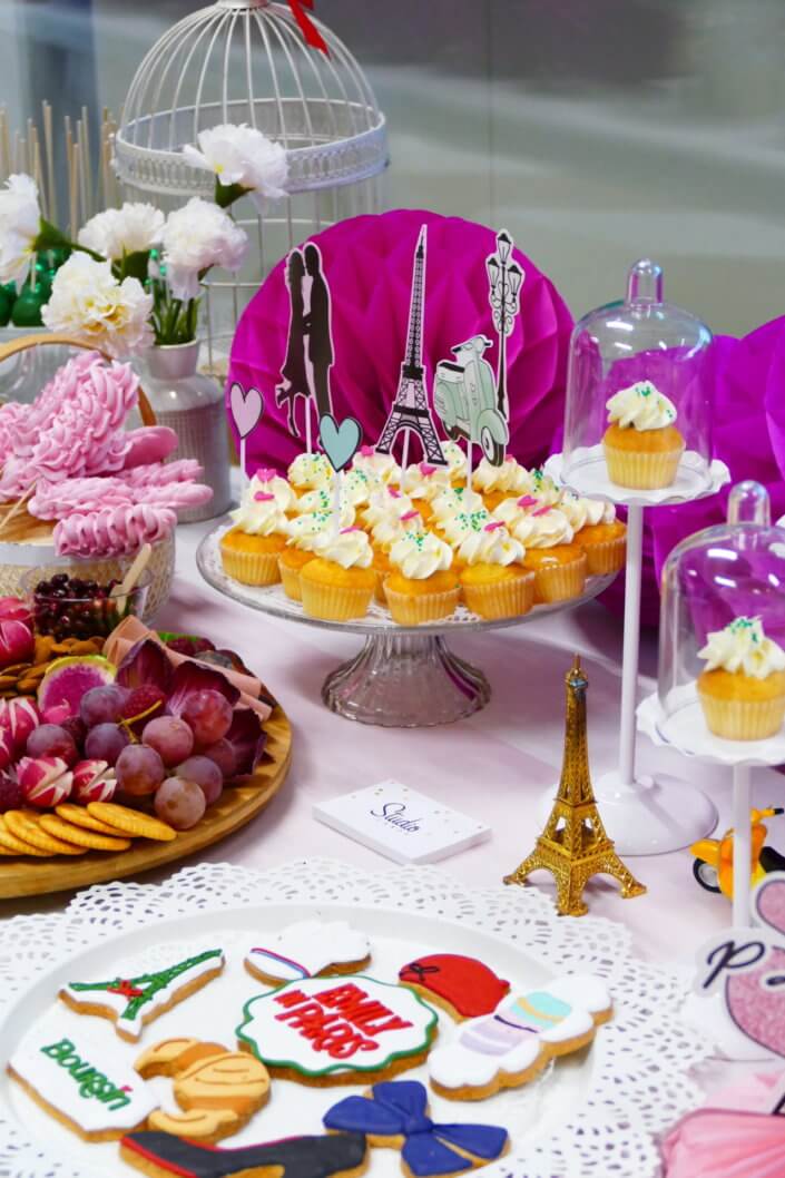 Evénement Emily In Paris par Studio Candy pour Boursin avec des pâtisseries sur mesure, des plateaux apéritifs à picorer et une décoration Paris girly
