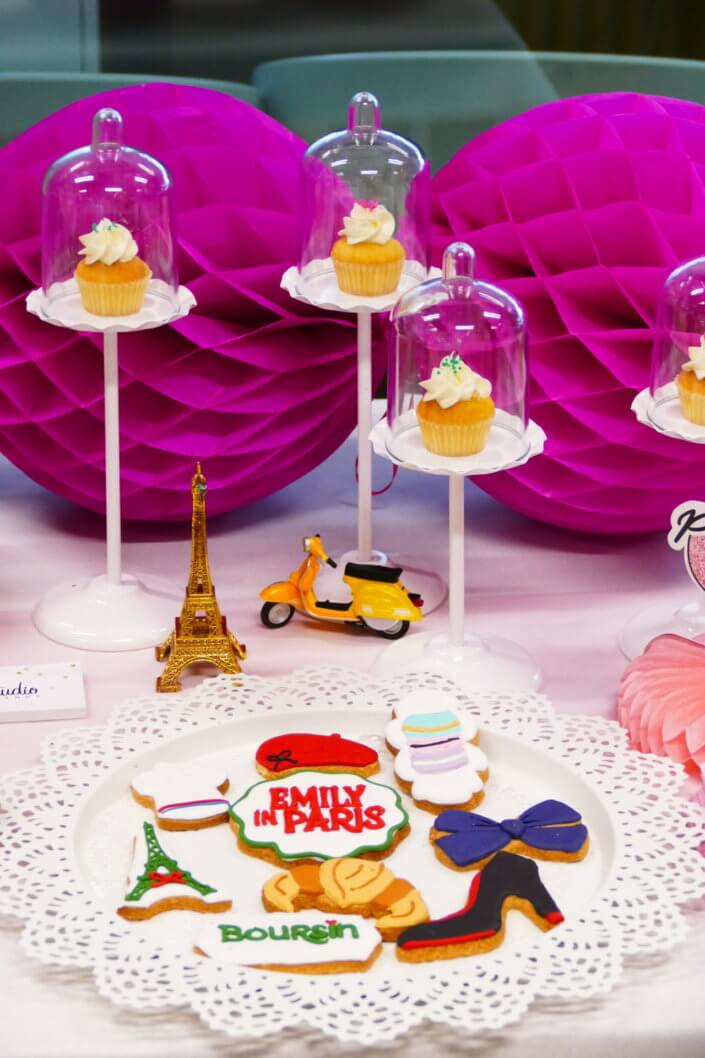 Evénement Emily In Paris par Studio Candy pour Boursin avec des pâtisseries sur mesure, des plateaux apéritifs à picorer et une décoration Paris girly