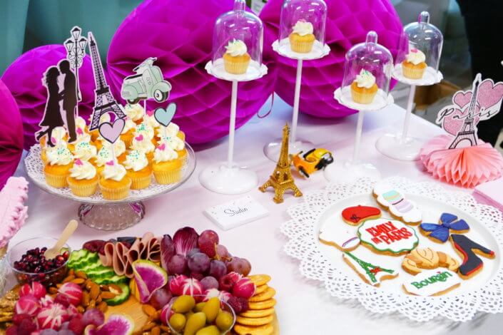 Evénement Emily In Paris par Studio Candy pour Boursin avec des pâtisseries sur mesure, des plateaux apéritifs à picorer et une décoration Paris girly