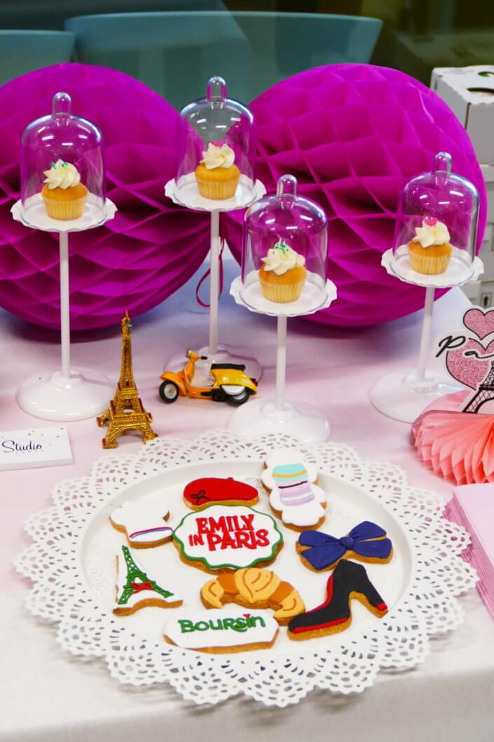 Evénement Emily In Paris par Studio Candy pour Boursin avec des pâtisseries sur mesure, des plateaux apéritifs à picorer et une décoration Paris girly