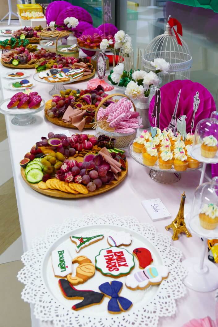 Evénement Emily In Paris par Studio Candy pour Boursin avec des pâtisseries sur mesure, des plateaux apéritifs à picorer et une décoration Paris girly