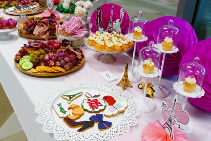 Evénement Emily In Paris par Studio Candy pour Boursin avec des pâtisseries sur mesure, des plateaux apéritifs à picorer et une décoration Paris girly