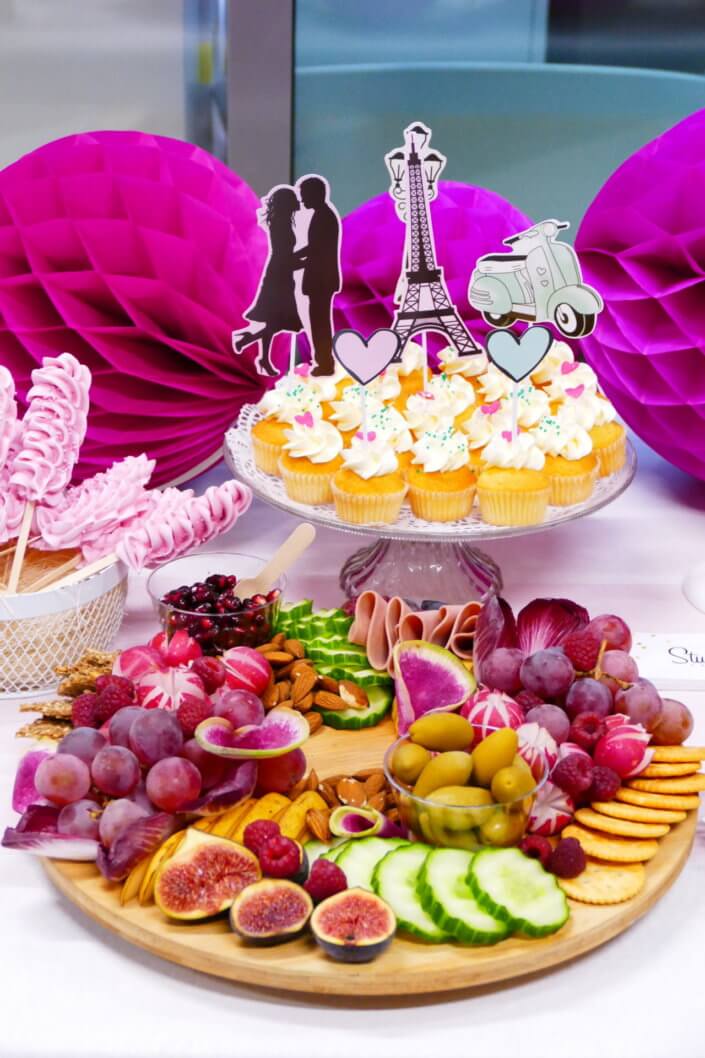 Evénement Emily In Paris par Studio Candy pour Boursin avec des pâtisseries sur mesure, des plateaux apéritifs à picorer et une décoration Paris girly