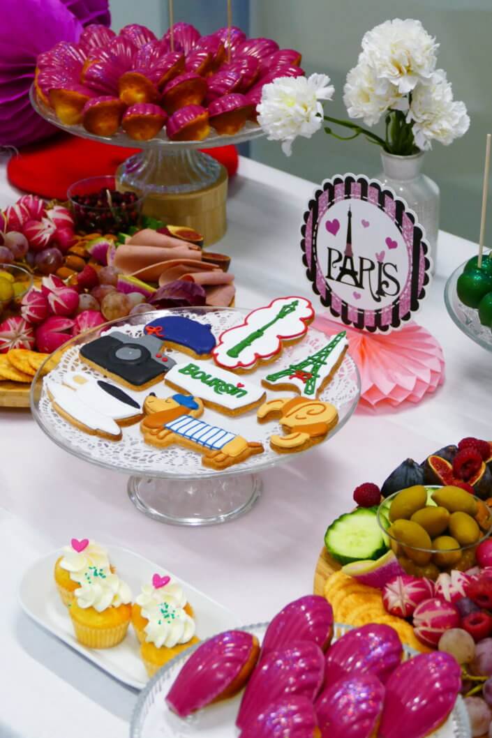 Evénement Emily In Paris par Studio Candy pour Boursin avec des pâtisseries sur mesure, des plateaux apéritifs à picorer et une décoration Paris girly