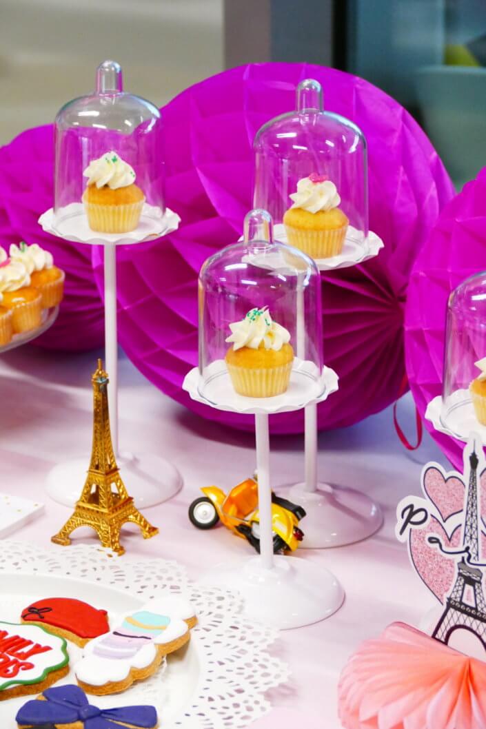 Evénement Emily In Paris par Studio Candy pour Boursin avec des pâtisseries sur mesure, des plateaux apéritifs à picorer et une décoration Paris girly