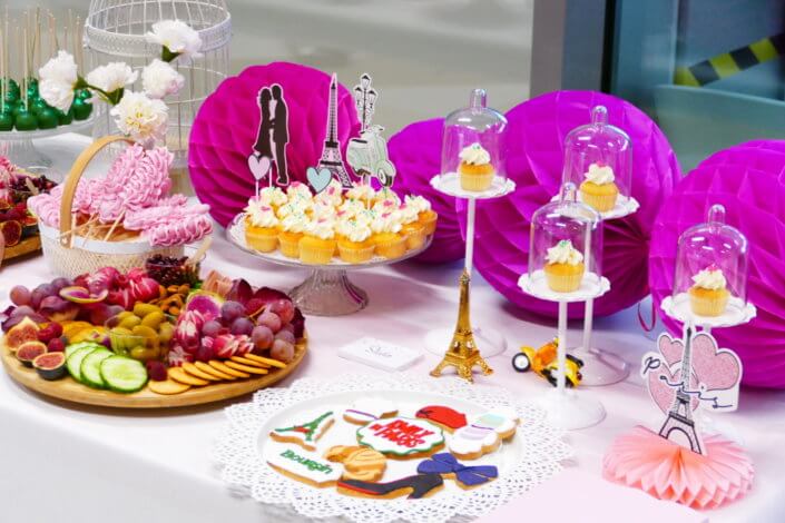 Evénement Emily In Paris par Studio Candy pour Boursin avec des pâtisseries sur mesure, des plateaux apéritifs à picorer et une décoration Paris girly
