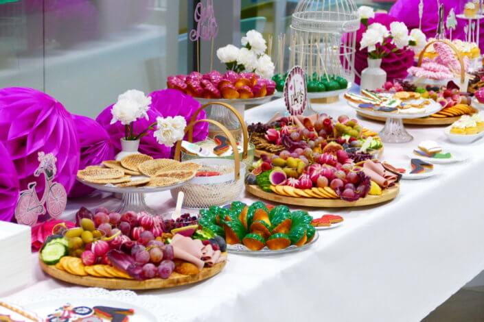 Evénement Emily In Paris par Studio Candy pour Boursin avec des pâtisseries sur mesure, des plateaux apéritifs à picorer et une décoration Paris girly
