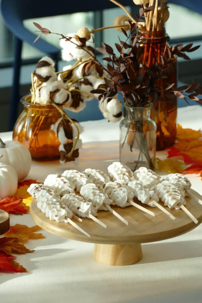 Goûter d'automne pour Axa par Studio Candy avec une scénographie et décoration automnale, des sablés décorés aux épices, des madeleines à coques orangées, des cupcakes pralinés