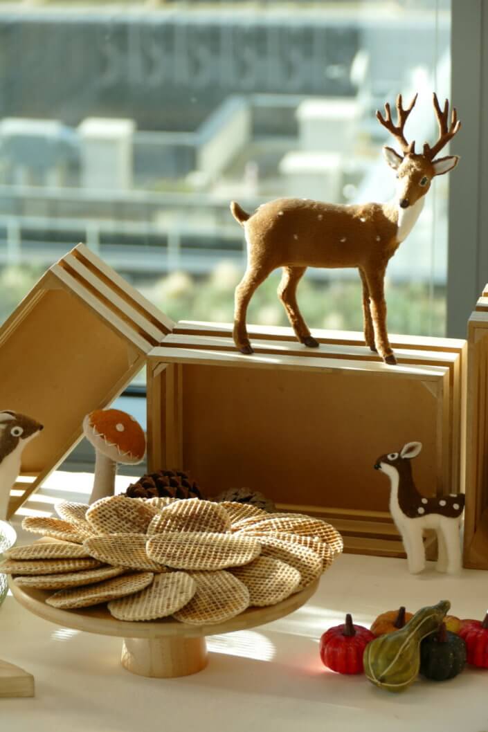 Goûter d'automne pour Axa par Studio Candy avec une scénographie et décoration automnale, des sablés décorés aux épices, des madeleines à coques orangées, des cupcakes pralinés