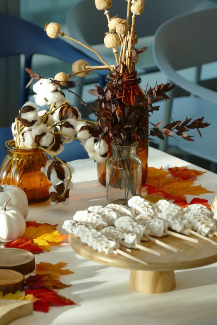 Goûter d'automne pour Axa par Studio Candy avec une scénographie et décoration automnale, des sablés décorés aux épices, des madeleines à coques orangées, des cupcakes pralinés