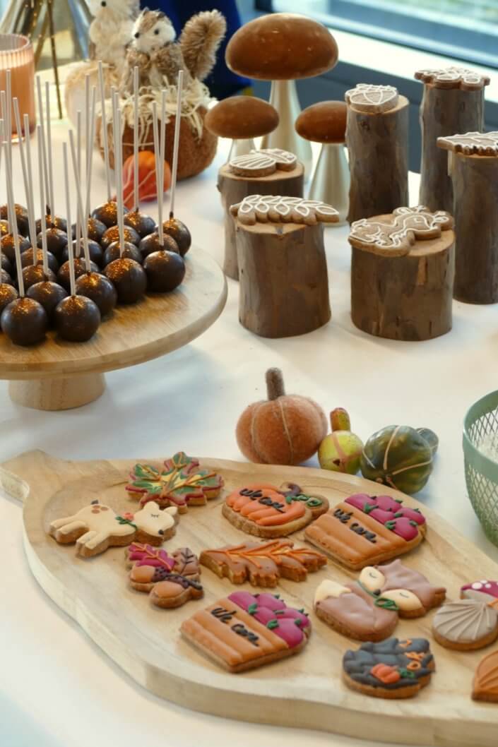 Goûter d'automne pour Axa par Studio Candy avec une scénographie et décoration automnale, des sablés décorés aux épices, des madeleines à coques orangées, des cupcakes pralinés