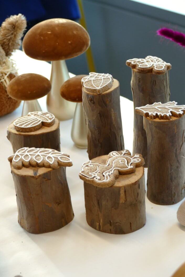 Goûter d'automne pour Axa par Studio Candy avec une scénographie et décoration automnale, des sablés décorés aux épices, des madeleines à coques orangées, des cupcakes pralinés