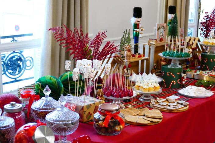 Arbre de Noël dans le cabinet d'avocats Darrois par Studio Candy avec un grand goûter de Noël, une maquilleuse, un stand de crêpes, 3 ateliers créatifs, un spectacle de magie, et bien sûr, l'arrivée du Père Noël