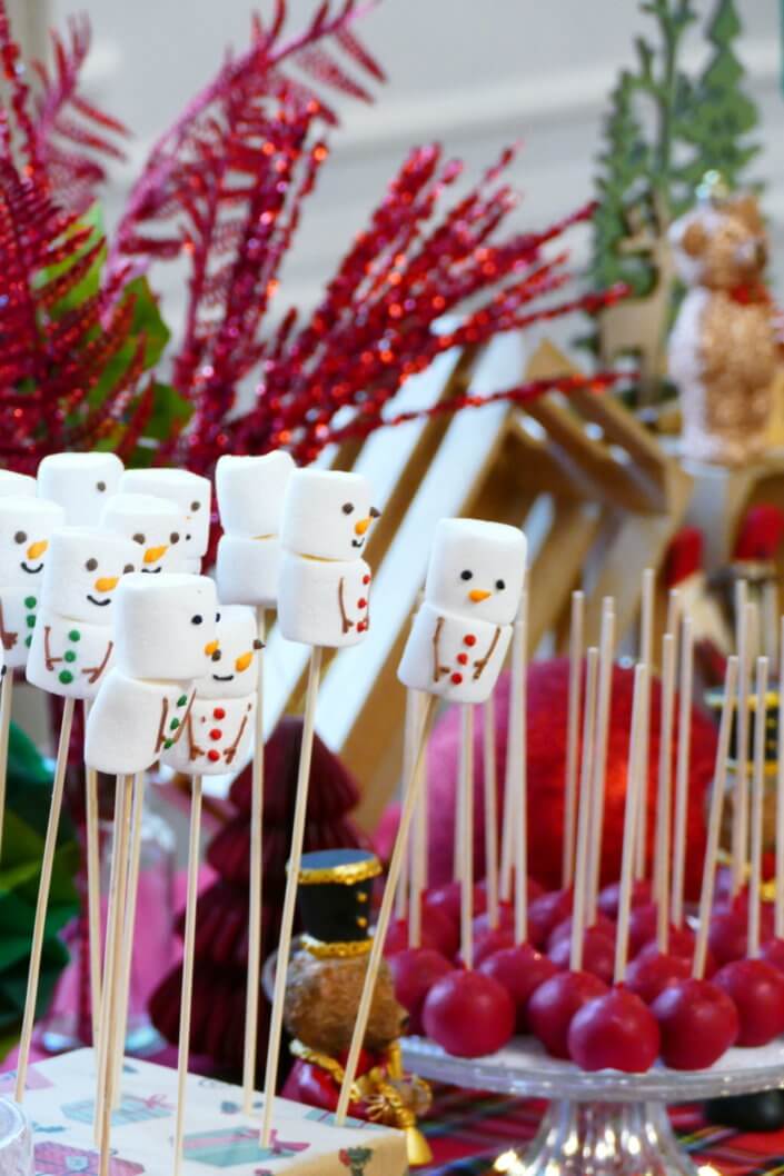 Arbre de Noël dans le cabinet d'avocats Darrois par Studio Candy avec un grand goûter de Noël, une maquilleuse, un stand de crêpes, 3 ateliers créatifs, un spectacle de magie, et bien sûr, l'arrivée du Père Noël