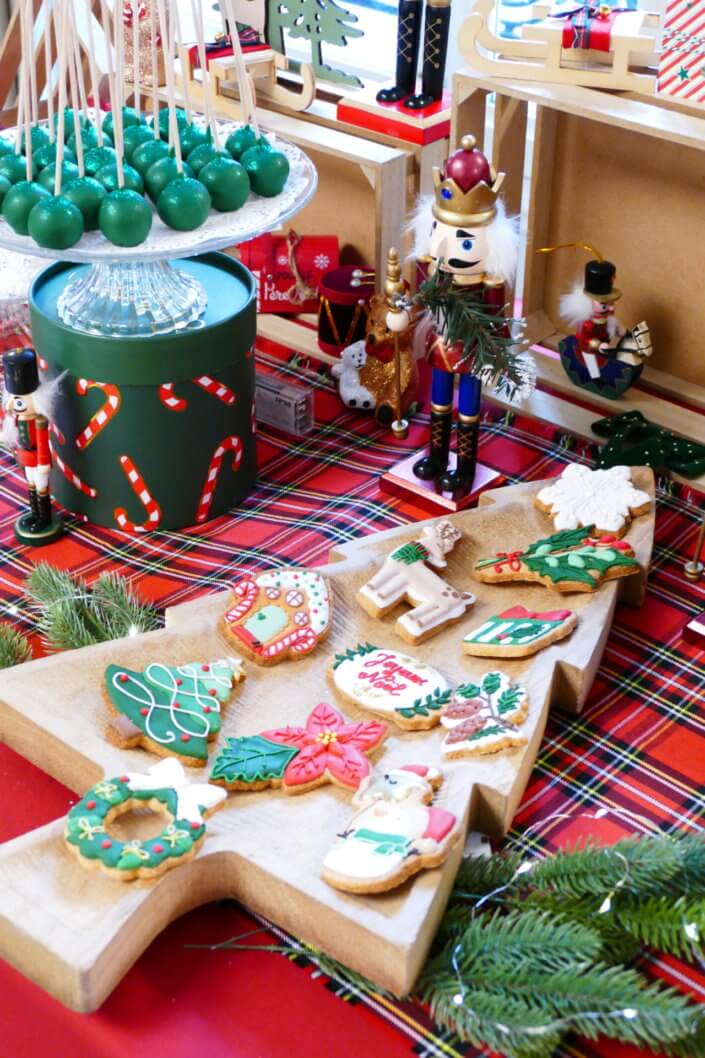 Arbre de Noël dans le cabinet d'avocats Darrois par Studio Candy avec un grand goûter de Noël, une maquilleuse, un stand de crêpes, 3 ateliers créatifs, un spectacle de magie, et bien sûr, l'arrivée du Père Noël