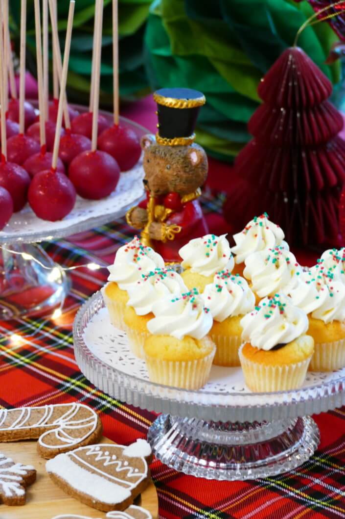 Arbre de Noël dans le cabinet d'avocats Darrois par Studio Candy avec un grand goûter de Noël, une maquilleuse, un stand de crêpes, 3 ateliers créatifs, un spectacle de magie, et bien sûr, l'arrivée du Père Noël