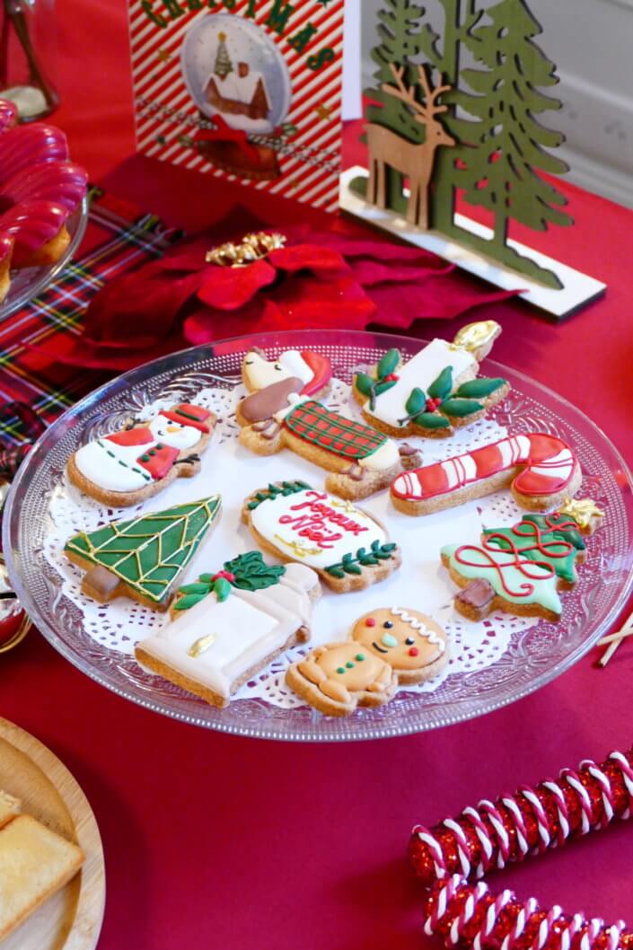 Arbre de Noël dans le cabinet d'avocats Darrois par Studio Candy avec un grand goûter de Noël, une maquilleuse, un stand de crêpes, 3 ateliers créatifs, un spectacle de magie, et bien sûr, l'arrivée du Père Noël