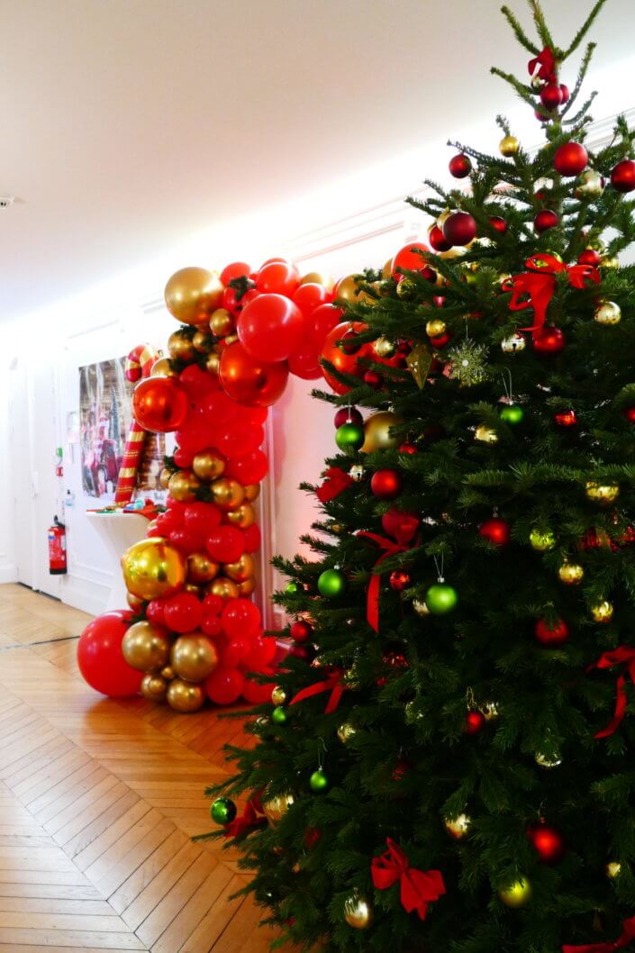 Arbre de Noël dans le cabinet d'avocats Darrois par Studio Candy avec un grand goûter de Noël, une maquilleuse, un stand de crêpes, 3 ateliers créatifs, un spectacle de magie, et bien sûr, l'arrivée du Père Noël