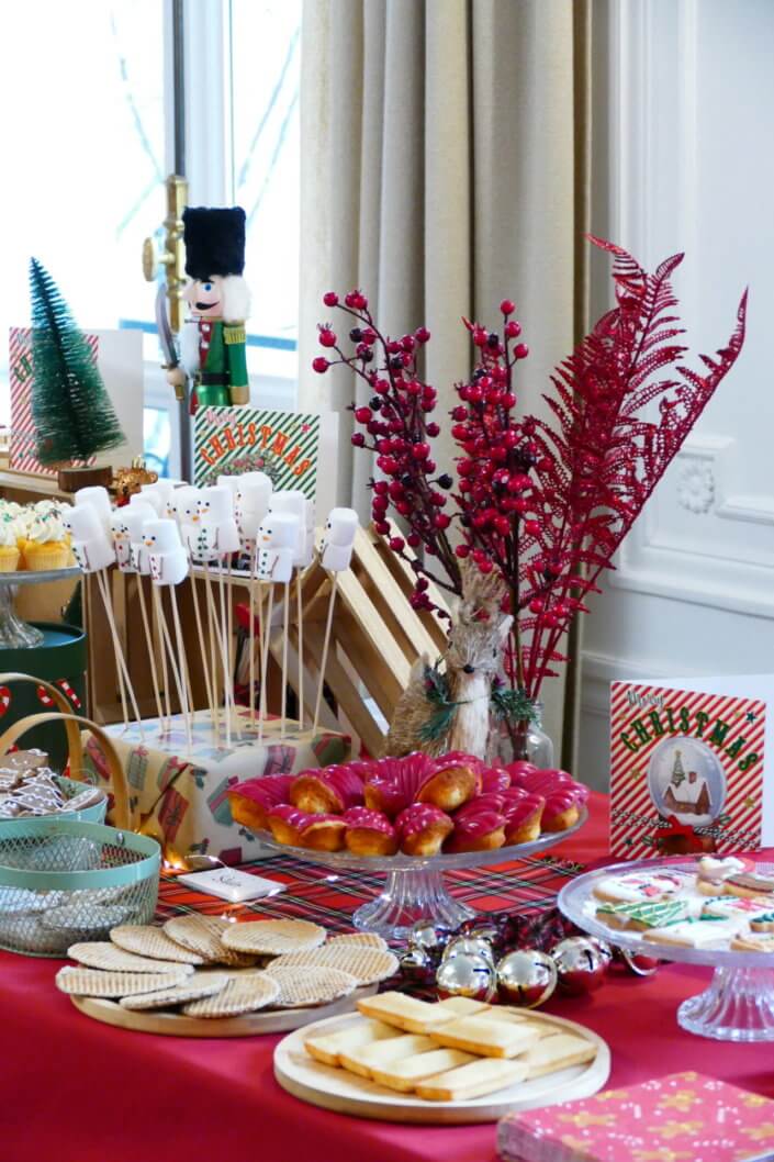 Arbre de Noël dans le cabinet d'avocats Darrois par Studio Candy avec un grand goûter de Noël, une maquilleuse, un stand de crêpes, 3 ateliers créatifs, un spectacle de magie, et bien sûr, l'arrivée du Père Noël