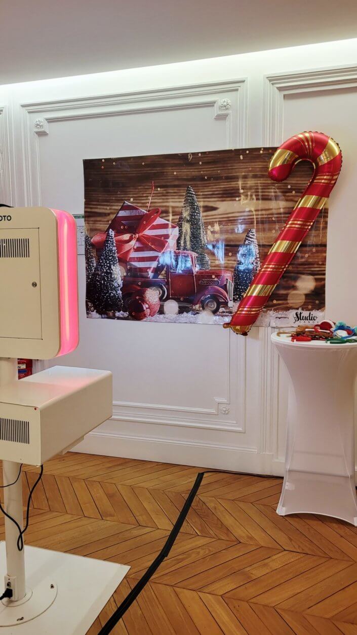 Arbre de Noël dans le cabinet d'avocats Darrois par Studio Candy avec un grand goûter de Noël, une maquilleuse, un stand de crêpes, 3 ateliers créatifs, un spectacle de magie, et bien sûr, l'arrivée du Père Noël