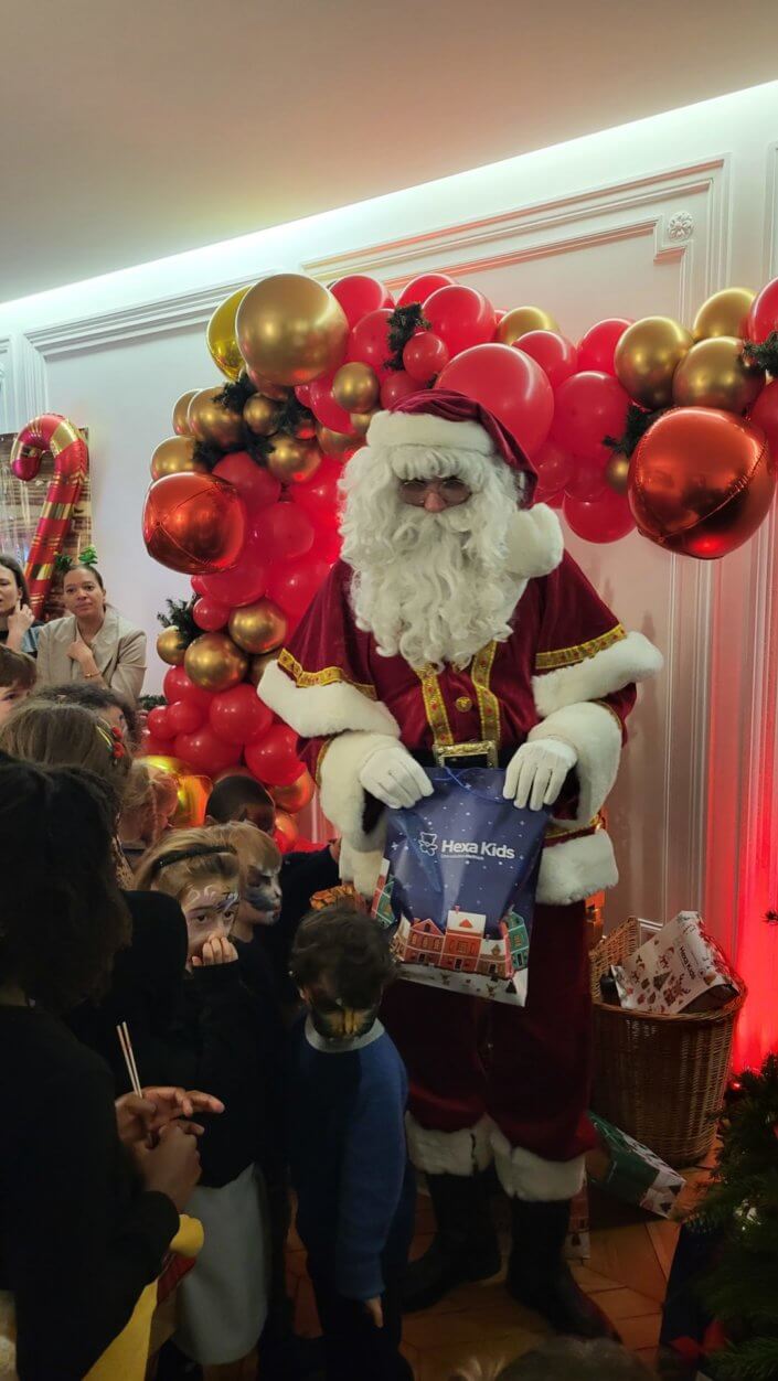 Arbre de Noël dans le cabinet d'avocats Darrois par Studio Candy avec un grand goûter de Noël, une maquilleuse, un stand de crêpes, 3 ateliers créatifs, un spectacle de magie, et bien sûr, l'arrivée du Père Noël