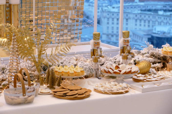 Arbre de Noël en or et blanc pour 180 enfants - Décoration, scénographie, pâtisseries sur mesure, candy bar et boissons par Studio Candy