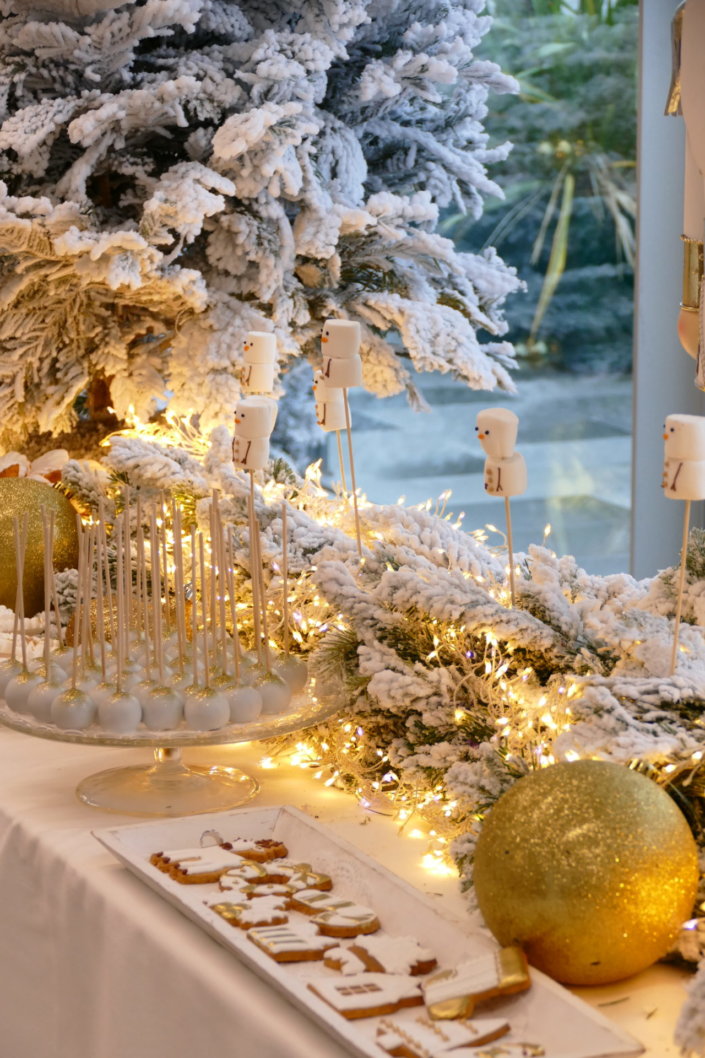 Arbre de Noël en or et blanc pour 180 enfants - Décoration, scénographie, pâtisseries sur mesure, candy bar et boissons par Studio Candy