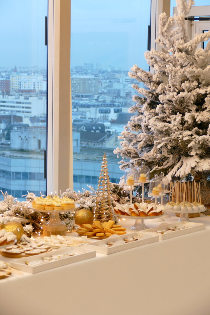 Arbre de Noël en or et blanc pour 180 enfants - Décoration, scénographie, pâtisseries sur mesure, candy bar et boissons par Studio Candy