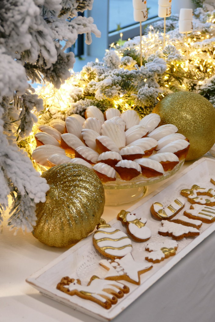 Arbre de Noël en or et blanc pour 180 enfants - Décoration, scénographie, pâtisseries sur mesure, candy bar et boissons par Studio Candy