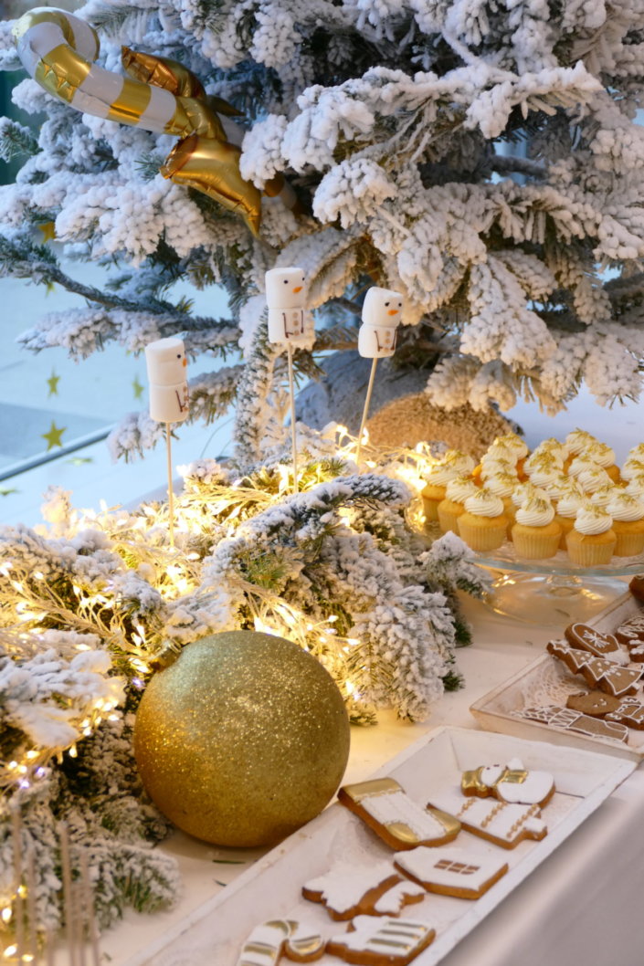 Arbre de Noël en or et blanc pour 180 enfants - Décoration, scénographie, pâtisseries sur mesure, candy bar et boissons par Studio Candy