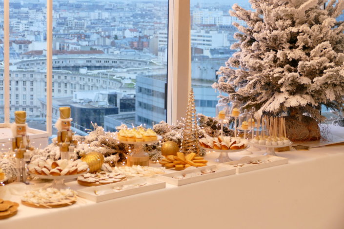 Arbre de Noël en or et blanc pour 180 enfants - Décoration, scénographie, pâtisseries sur mesure, candy bar et boissons par Studio Candy