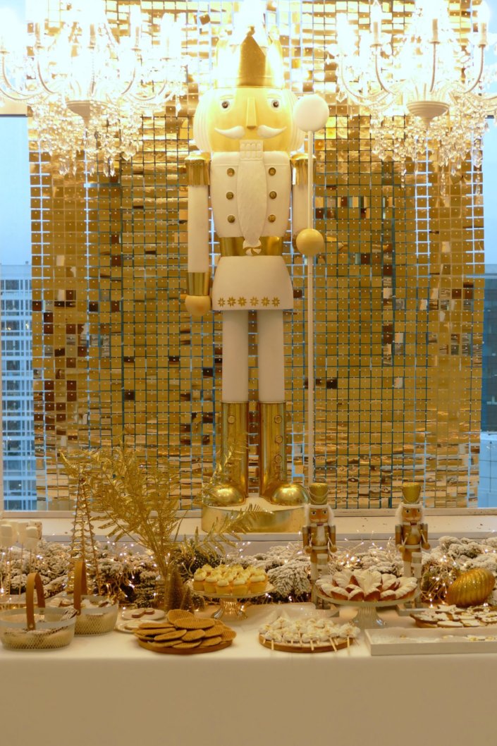 Arbre de Noël en or et blanc pour 180 enfants - Décoration, scénographie, pâtisseries sur mesure, candy bar et boissons par Studio Candy