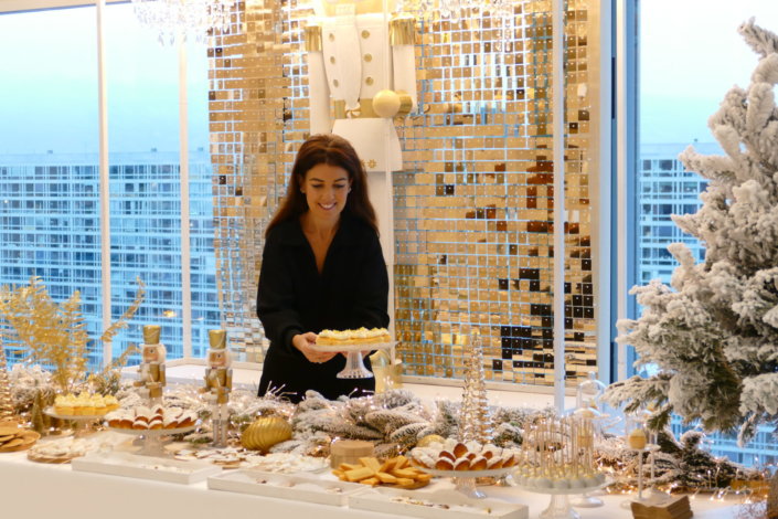 Arbre de Noël en or et blanc pour 180 enfants - Décoration, scénographie, pâtisseries sur mesure, candy bar et boissons par Studio Candy