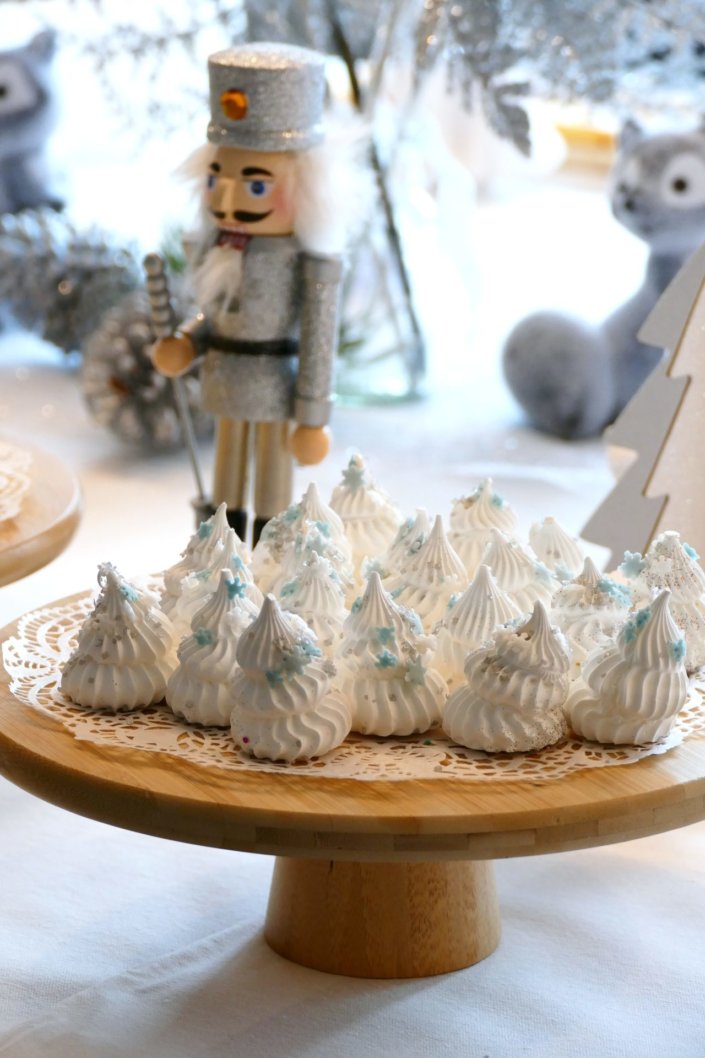 Arbre de Noël thème polaire en blanc, bleu glacier et argent : madeleines à coques bleues, sablés décorés de Noël, cakepops blancs à paillettes, cupcakes et décoration ours polaire, pingouin et casses noisettes bleu pastel peints à la main