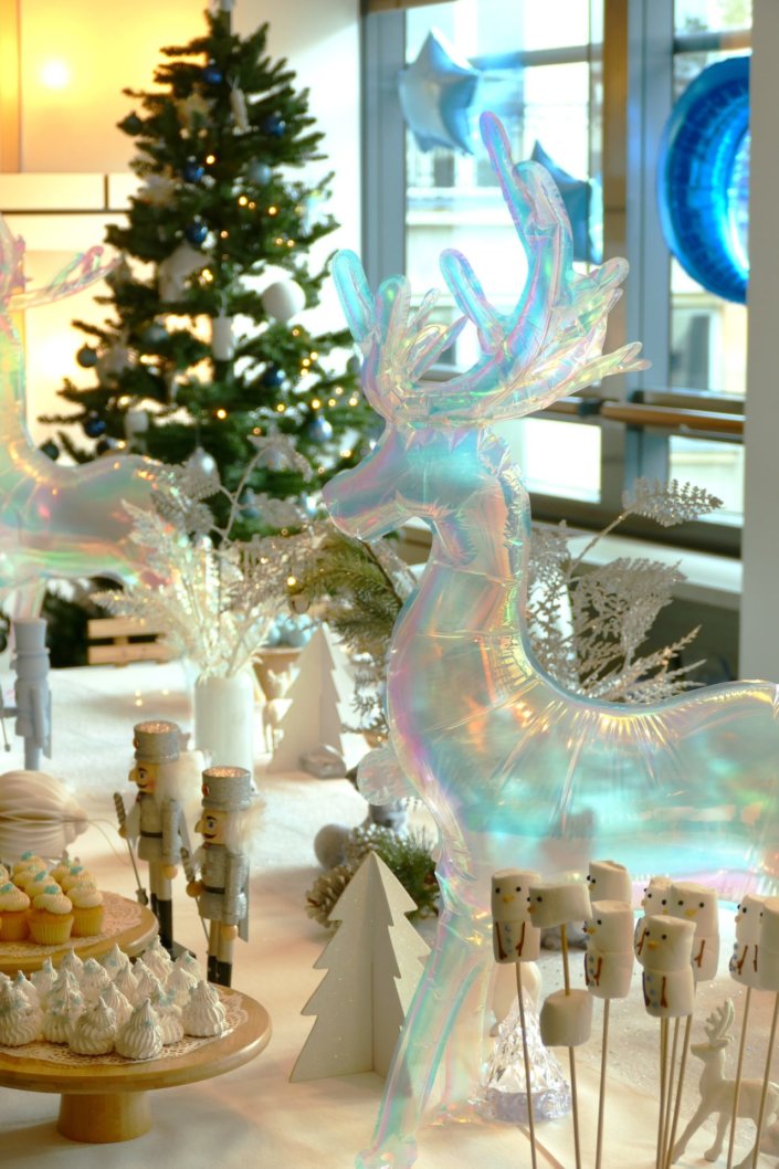 Arbre de Noël thème polaire en blanc, bleu glacier et argent : madeleines à coques bleues, sablés décorés de Noël, cakepops blancs à paillettes, cupcakes et décoration ours polaire, pingouin et casses noisettes bleu pastel peints à la main