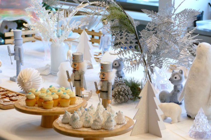 Arbre de Noël thème polaire en blanc, bleu glacier et argent : madeleines à coques bleues, sablés décorés de Noël, cakepops blancs à paillettes, cupcakes et décoration ours polaire, pingouin et casses noisettes bleu pastel peints à la main