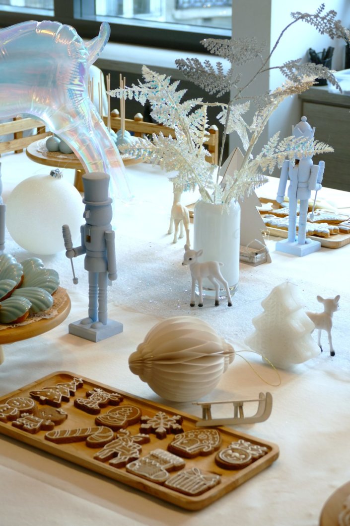 Arbre de Noël thème polaire en blanc, bleu glacier et argent : madeleines à coques bleues, sablés décorés de Noël, cakepops blancs à paillettes, cupcakes et décoration ours polaire, pingouin et casses noisettes bleu pastel peints à la main