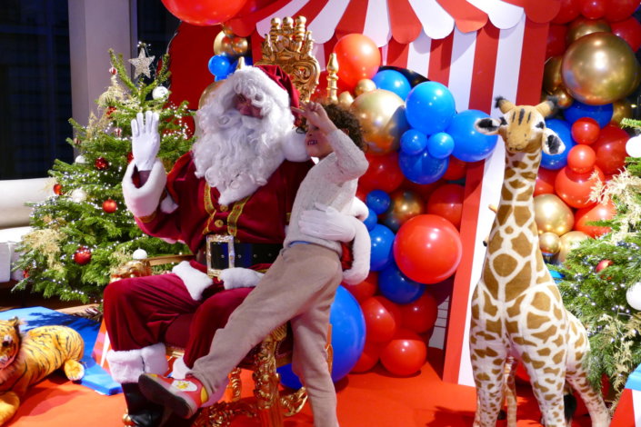 Arbre de Noël Circus chez Unibail Rodamco Westfield par Studio Candy