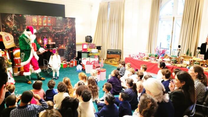 Arbre de Noël dans le cabinet d'avocats Darrois par Studio Candy avec un grand goûter de Noël, une maquilleuse, un stand de crêpes, 3 ateliers créatifs, un spectacle de magie, et bien sûr, l'arrivée du Père Noël