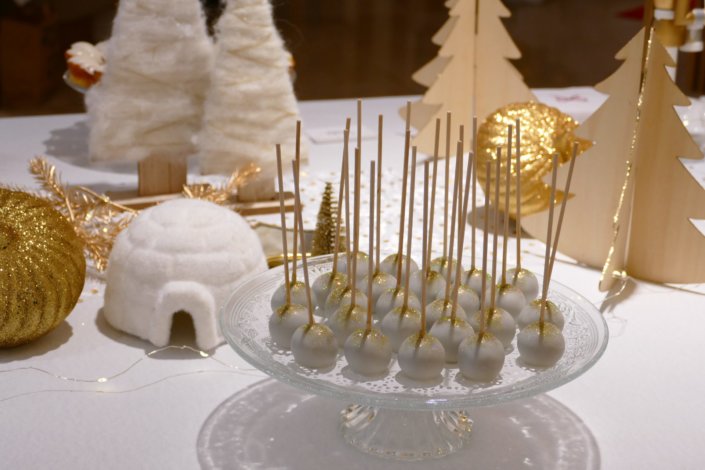 Arbre de Noël dans le cabinet d'avocats Lacourte Raquin Tatar par Studio Candy