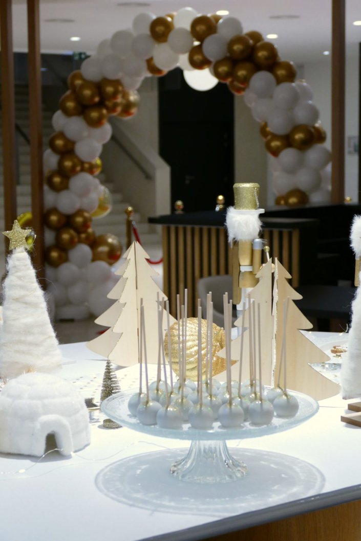 Arbre de Noël dans le cabinet d'avocats Lacourte Raquin Tatar par Studio Candy